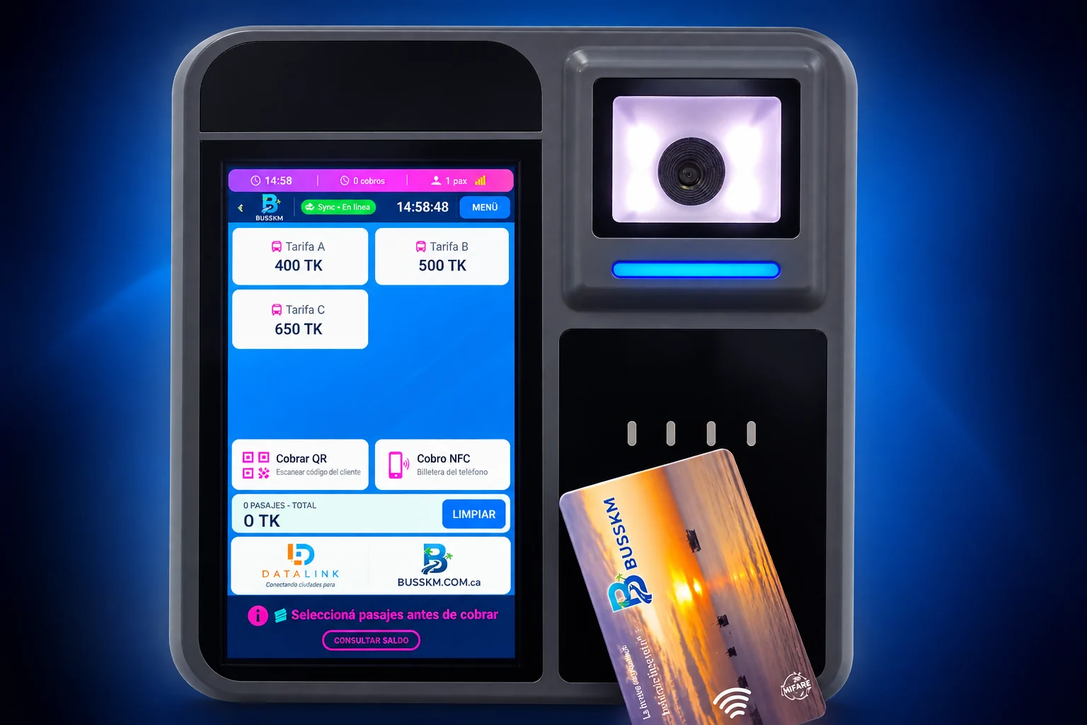 Validador BUSSKM PQ18 con las tarifas en pantalla, el lector de código QR encendido y una tarjeta BUSSKM en la zona NFC
